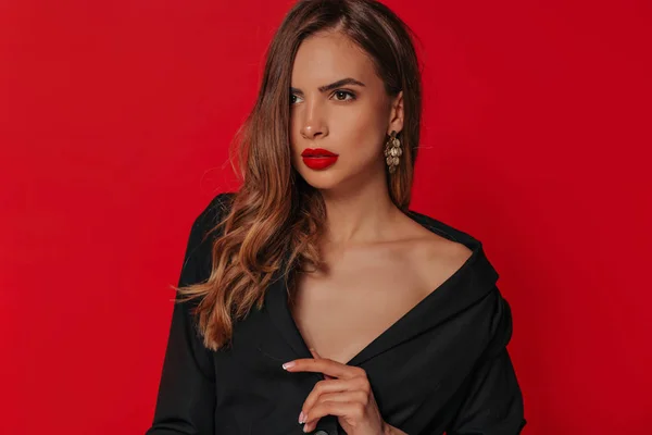 Glamour porträtt av vacker kvinna modell med ljus makeup och vågig frisyr över röd bakgrund — Stockfoto