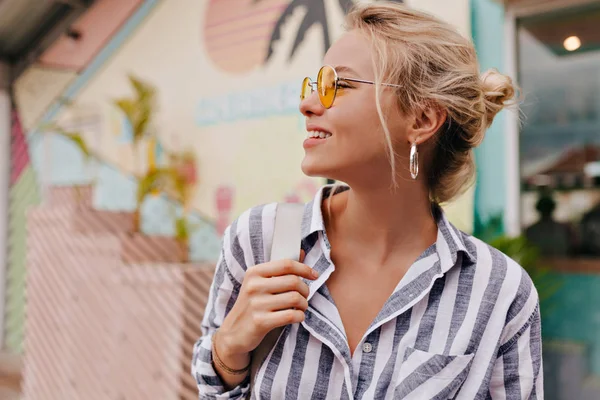Sokakta yürüyüş genç şık hipster kadın yaz güneşli yaşam tarzı portre