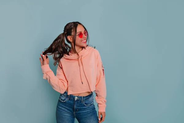 Menina caucasiana elegante atraente com caudas em sua cabeça olhando sonhadamente e gosta de photoshoot sobre fundo azul — Fotografia de Stock