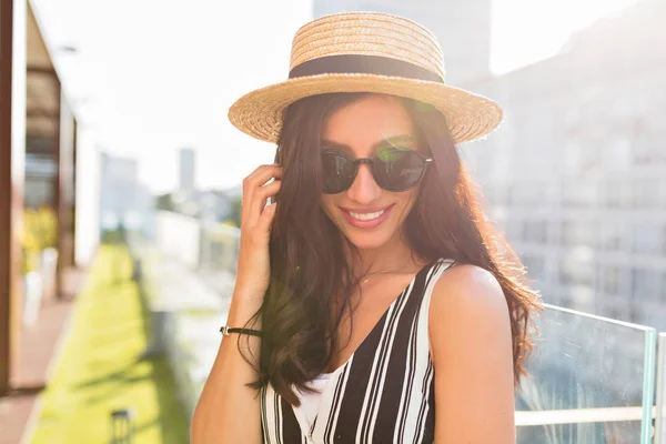 Amazing girl with nude makeup looking at camera, spending free time in the city. — Stock Photo, Image