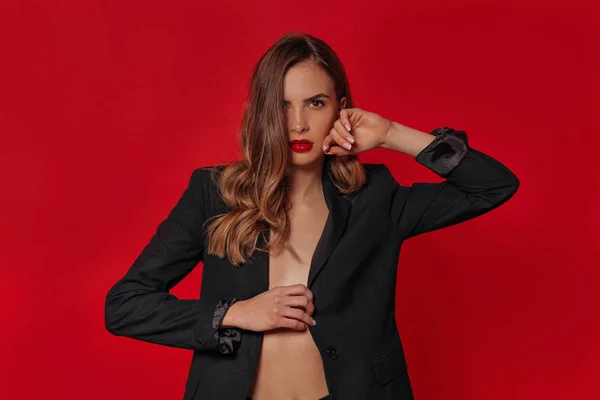 Glamour portret van mooie vrouw model met rode Lipstick dragen zwarte jas op naakte lichaam op geïsoleerde achtergrond — Stockfoto