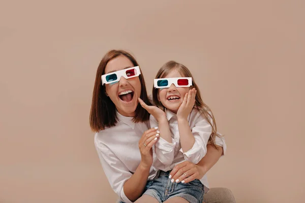 Potret close-up dari wanita bahagia dengan gadis kecil menonton film dengan kacamata 3D dengan perasaan terkejut — Stok Foto