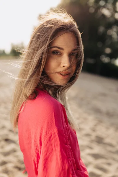 Close up retrato de mulher europeia atraente olhando para a câmera na praia ensolarada verão — Fotografia de Stock