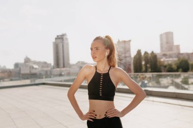  Güneşli bir günde açık hava egzersiz sırasında kadın koşucu koşu. Güzel uyum Avrupa kadın. Fitness modeli açık havada