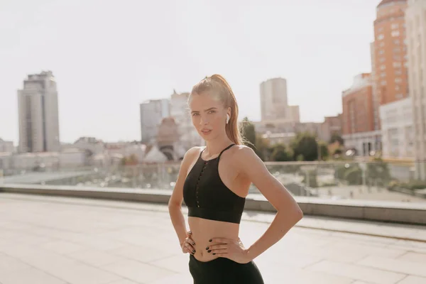 健康适合的女性短跑运动员，在城市背景下跑步穿着运动服，健身和运动动机. — 图库照片