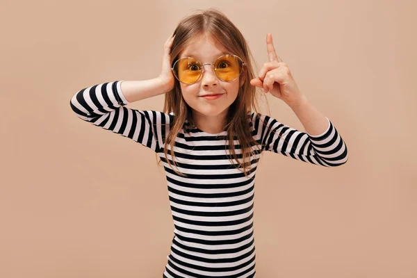 Divirtiéndose, expresando verdaderas emociones positivas de alegre chica joven increíble sobre aislado en fondo beige . — Foto de Stock