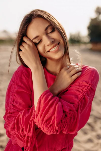 Close up Ritratto di magnifica modella in camicetta rosa occhi chiusi e volto toccante con sorriso gentile — Foto Stock