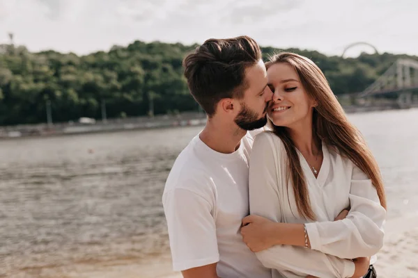 Casal apaixonado, curtindo o verão perto do lago. Fechar de casal sorridente Imagens De Bancos De Imagens Sem Royalties