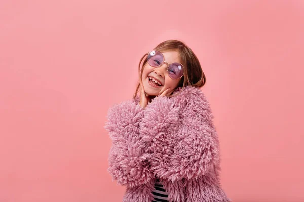 Menina bonita encantadora 6 anos de idade vestindo pele violeta e óculos redondos posando com emoções felizes — Fotografia de Stock
