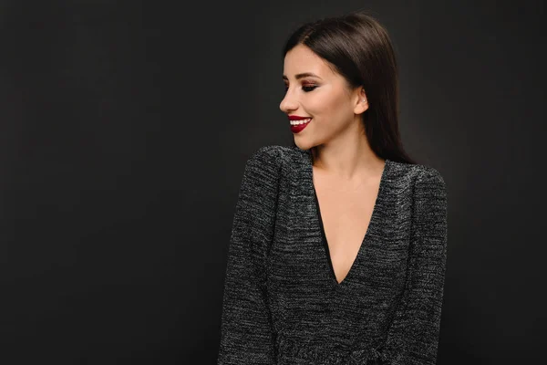 Primer plano plano del estudio de la atractiva mujer con estilo vestido de fiesta de noche posando sobre fondo negro aislado — Foto de Stock