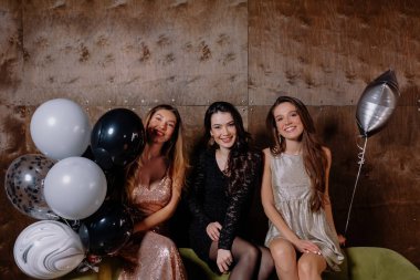 Cadılar Bayramı 'nı, doğum gününü ve eğlenmeyi kutlamak için şık giyinmiş üç şık kadının çılgın parti zamanı.