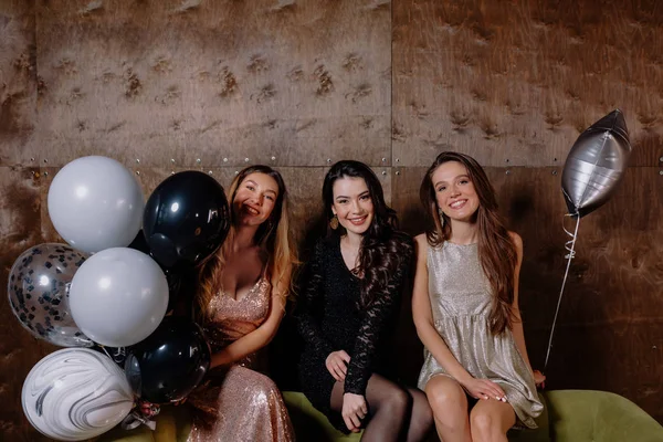 Cadılar Bayramı 'nı, doğum gününü ve eğlenmeyi kutlamak için şık giyinmiş üç şık kadının çılgın parti zamanı.