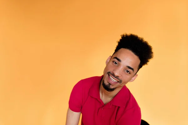 Primer plano de estudio de feliz sonriente afro-americano posando en la cámara sobre fondo amarillo. Retrato de estudio de un chico africano refinado expresando emociones felices . —  Fotos de Stock