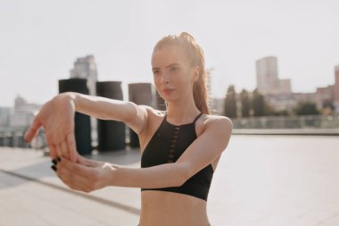 Yakın plan, sıska bir kadın yaz sıcağında açık hava spor salonunda çalışıyor. Yüksek kalite fotoğraf