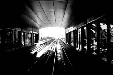 Dubai Metro. Siyah ve beyaz tonlarda