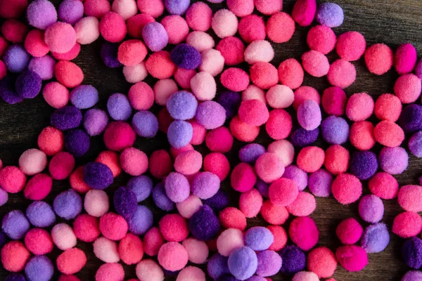 Круглі Рожеві Фіолетові Пухнасті Кульки Дерев Яному Фоні — стокове фото