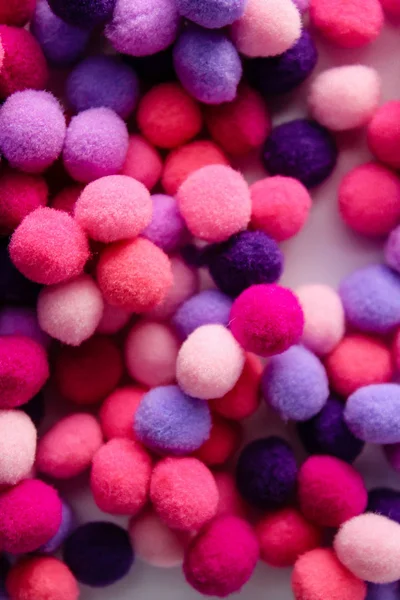 Круглі Рожеві Фіолетові Пухнасті Кульки Помпони Білому Тлі — стокове фото