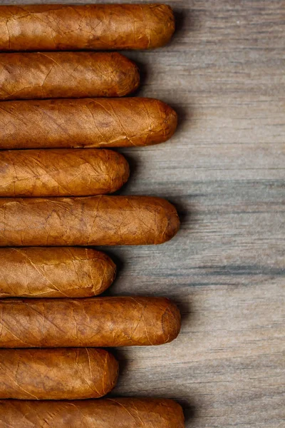 Ahşap arka planda purolar