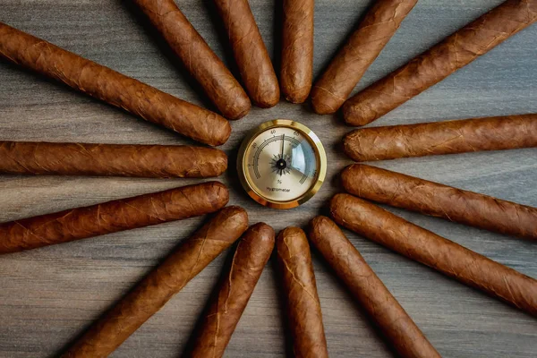 Cigarros Con Higrómetro Humidor Sobre Fondo Madera —  Fotos de Stock