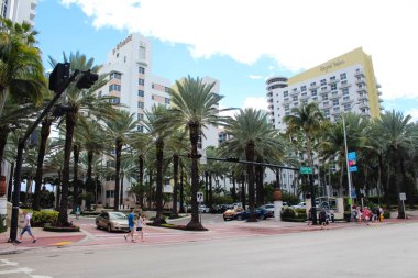 Miami Beach, Florida/ABD - 10 Şubat 2019: Miami Beach'te sokak manzarası, Royal Palm Hotel ve St Moritz oteli