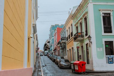 San Juan, Porto Riko - 14 Şubat 2019: San Juan Porto Riko sokaklarında park edilmiş arabalar.