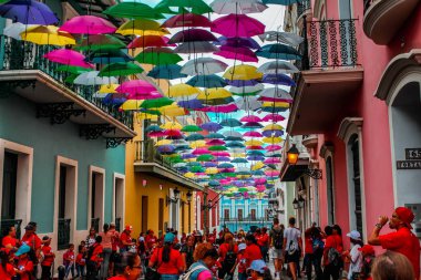 San Juan, Porto Riko - 14 Şubat 2019: Eski San Juan Porto Riko'da caddenin üzerinde teslim parlak şemsiyeler. İnsanlar Eski San Juan Porto Riko Parlak Şemsiye zevk.