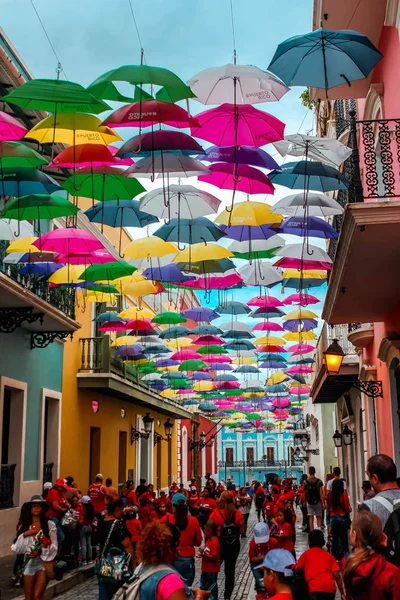 San Juan, Porto Riko - 14 Şubat 2019: Eski San Juan Porto Riko'da caddenin üzerinde teslim parlak şemsiyeler. İnsanlar Eski San Juan Porto Riko Parlak Şemsiye zevk.