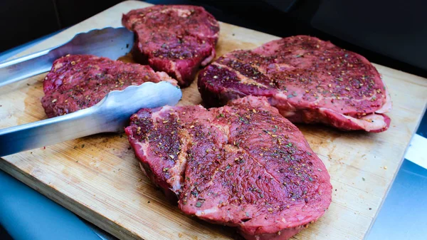 Marinado Con Especias Carne Barbacoa Cruda Una Madera —  Fotos de Stock