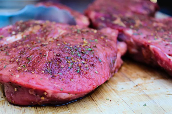 Gemarineerd Met Specerijen Rauw Bbq Vlees Een Hout — Stockfoto