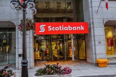 Ottawa, Ontario/Kanada - 8 Haziran 2019: Ottawa şehir merkezindeki Sparks caddesindeki Scotiabank girişinin görünümü. 