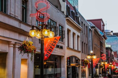 Ottawa, Ontario/Kanada - 8 Haziran 2019: Ottawa şehir merkezinde Ribfest tabelaları bulunan Sparks caddesinin görünümü. Kanada Ribfest Gıda Festivali Kaburga Tavuk Domuz Barbekü Izgara çekti.
