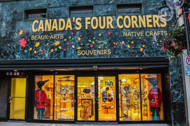 Ottawa, Ontario/Kanada - 8 Haziran 2019: Ottawa şehir merkezindeki Sparks caddesindeki Kanada'nın Four Corners hediyelik eşya dükkanının görünümü. 