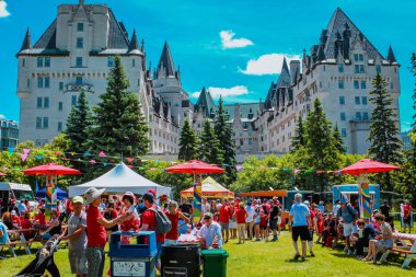 Ottawa, Ontario/Kanada - 1 Temmuz 2019: Kanada Günü. Doğum günün kutlu olsun Kanada. Kanada günü zevk İnsanlar.