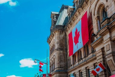 1 Temmuz 2019: Kanada Günü. Doğum günün kutlu olsun Kanada. Bir binada Kanada bayrağı.