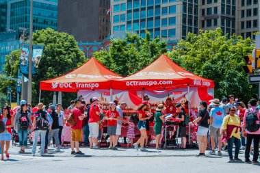 Ottawa, Ontario/Kanada - 1 Temmuz 2019: Kanada Günü. Doğum günün kutlu olsun Kanada. Kanada günü zevk İnsanlar.