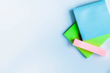 Beyaz arka plan üzerine renkli post-it notları. Beyaz arka planda not almak için not çıkartmaları gönderme.