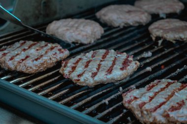 Hamburger ızgara için dumanlı hamburger eti. Barbekü Izgara Burgerler.