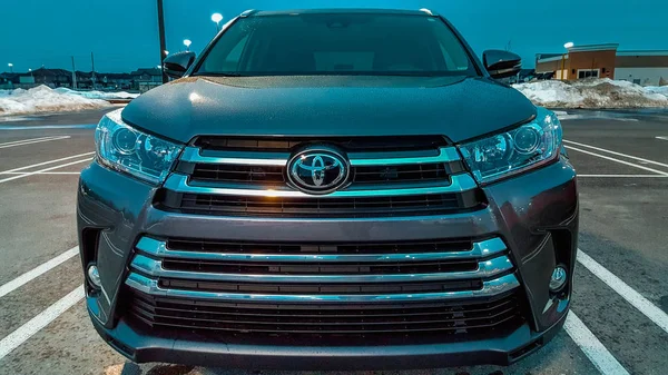 Gatineau, Quebec/Kanada - 28 Şubat 2017: Toyota Highlander suv ön sokakta