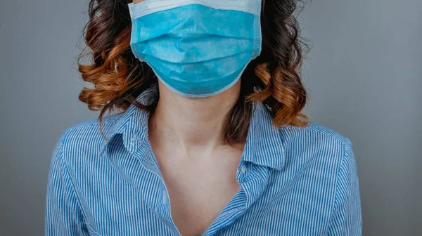 Frau Mit Schutzmaske Gegen Coronavirus Medizinische Maske Chirurgische Maske Nahaufnahme — Stockfoto