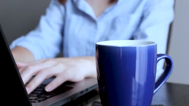 Una Taza Café Cerca Mujer Escribiendo Ordenador Con Una Taza — Vídeos de Stock