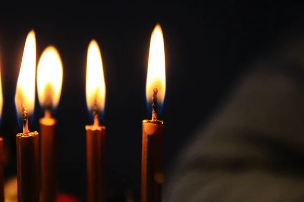 Velas Topo Bolo Escuro Fundo Desfocado — Fotografia de Stock