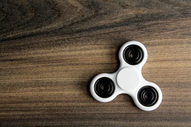 Ahşap zemin üzerinde beyaz hareketli dönen. 