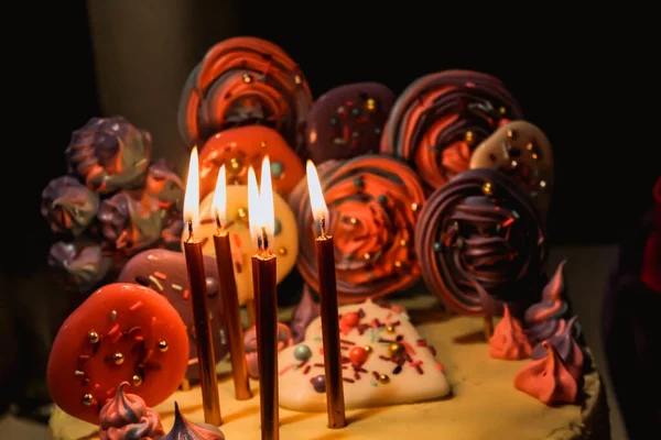Kerzen Auf Schönen Kuchen Dunkeln Unklarer Hintergrund — Stockfoto