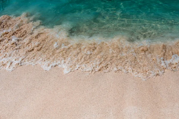 Ondas Suaves Oceano Azul Praia Areia Antecedentes Foco Seletivo — Fotografia de Stock