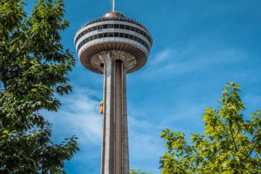 Niagara Şelalesi, Ontario / Kanada - 29 Ağustos 2019: Mavi gökyüzü ve yeşil ağaçlarla Niagara Şelalesi 'nin güzel gökyüzü manzarası.