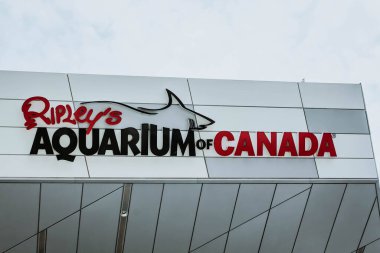 Toronto, Ontario / Kanada - 30 Ağustos 2019: Ripley 'in Kanada akvaryumunun yukarısından ve bulutlu mavi gökyüzü.
