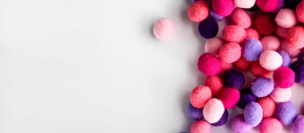 Runda Rosa Och Lila Fluffiga Bollar Pompoms Vit Fana — Stockfoto