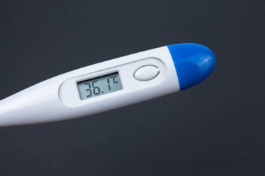 Siyah arka planda elektronik termometre.