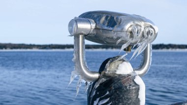 Buz Gölü 'ne bakan halka açık bir teleskoptan dondurulmuş görüntü.