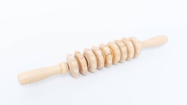 Tahta selülit tedavi aracı etkin vücut masajı için ergonomik tasarım, cilt gençleşmesini arttırma ve genel refah ve rahatlamayı teşvik etme özelliklerine sahiptir.